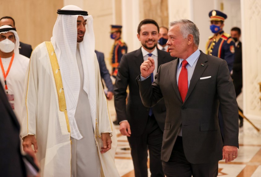 الملك يلتقي بن زايد في القاهرة