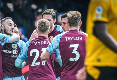 بيرنلي يخرج من منطقة الهبوط بالفوز