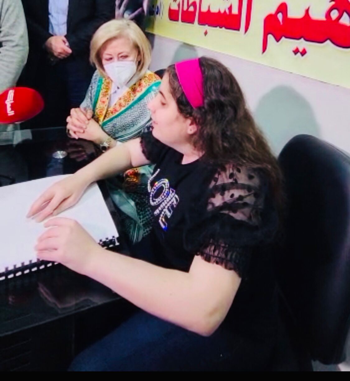 هيفاء النجار تصغي لقراءة فتاة للدستور