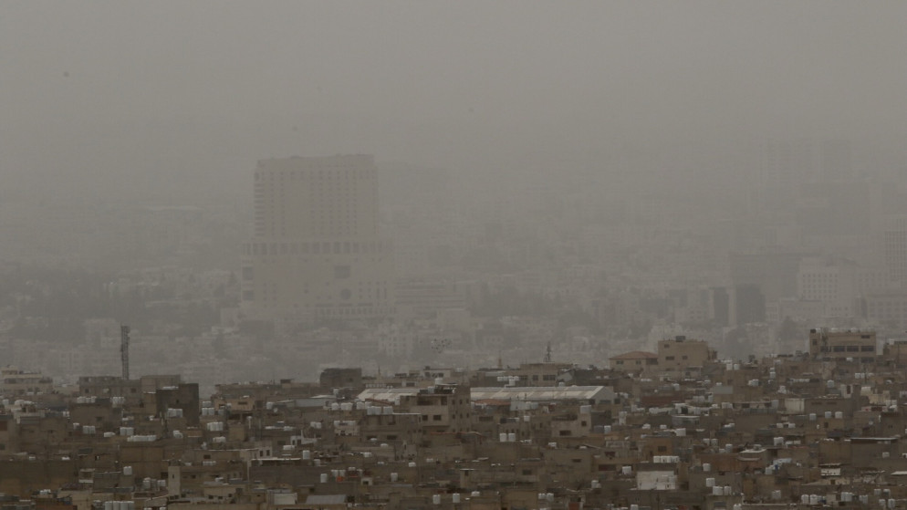 أجواء غير مستقرة ومغبرة مع احتمالية