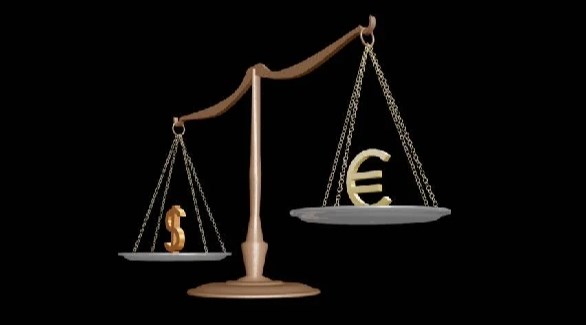 الدولار يقترب من ذروته في عامين