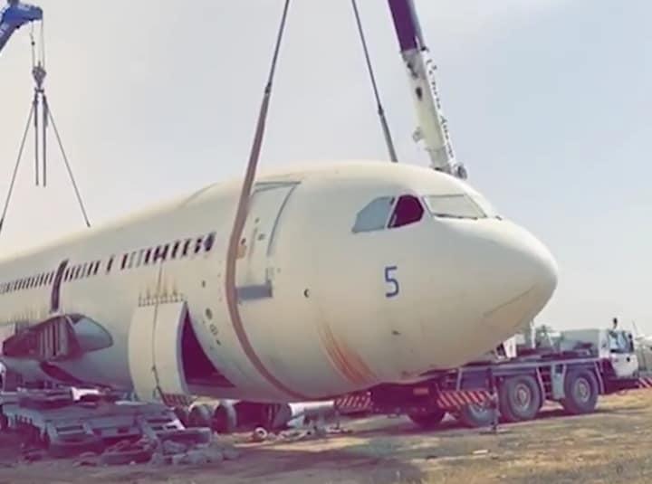 البدء بفك طائرة مدنية لنقلها الى