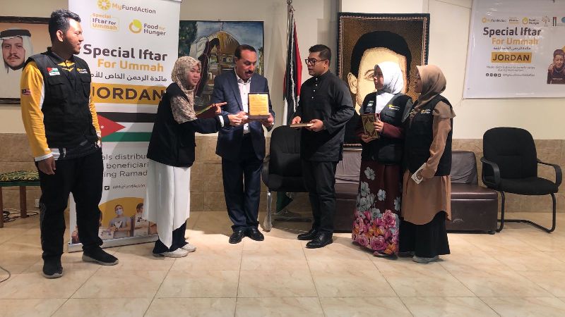 مائدة افطار تحت رعاية الهيئه الهاشمية