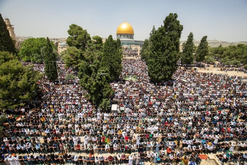 160 ألفا أدوا صلاة الجمعة الأخيرة