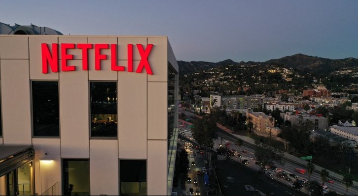 نتفليكس تنهي خدمات موظفين بعد خسارة