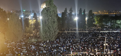 220 ألف مصل يؤدون صلاتي العشاء