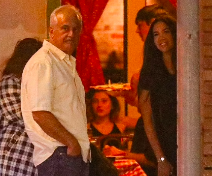 آل باتشينو يحتفل مع عشيقته الكويتية