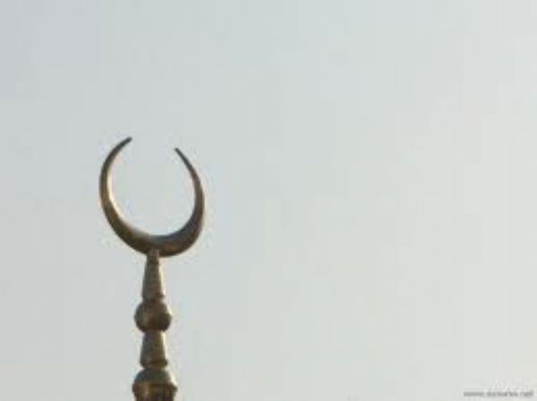 إنزال هلال معدني آيل للسقوط من