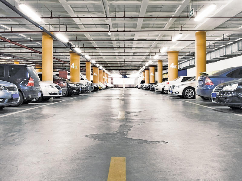 بدء تشغيل مشروع مواقف المركبات بالعقبة