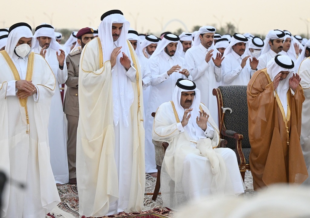 أمير قطر ووالده حمد بن خليفة