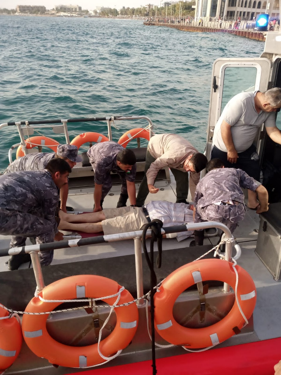 القوة البحرية والزوارق الملكية تنفذ سائحا