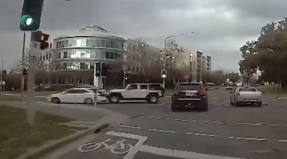 تسرق سيارة تدريب على القيادة لتحرر