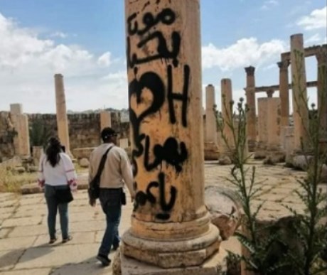 العبث يطال أعمدة جرش الأثرية