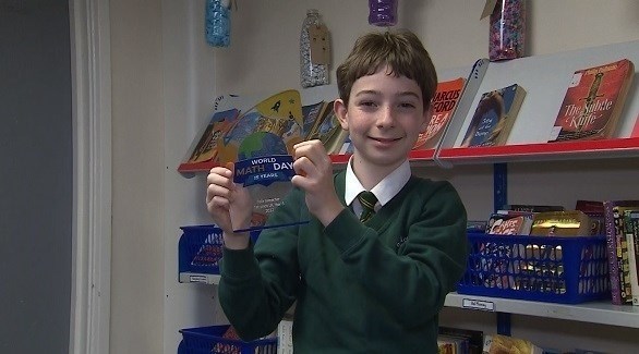 يتوج كأحد أفضل خبراء الرياضيات في