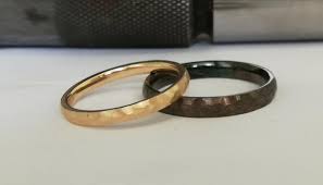 أجنبيان يعقدان زفافهما في موقف سيارات