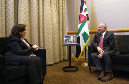 الملك يلتقي بحوّث ويشيد بجهودها