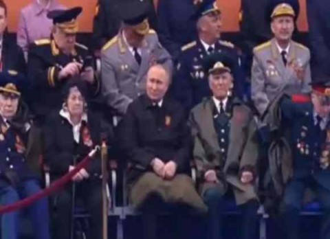 صورة.. غطاء على قدمي بوتين يثير