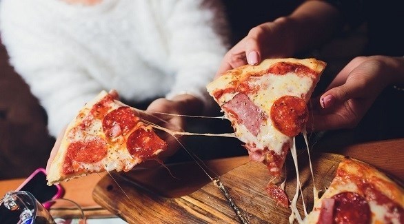 تشارك حيلة لتسخين البيتزا بدون فرن