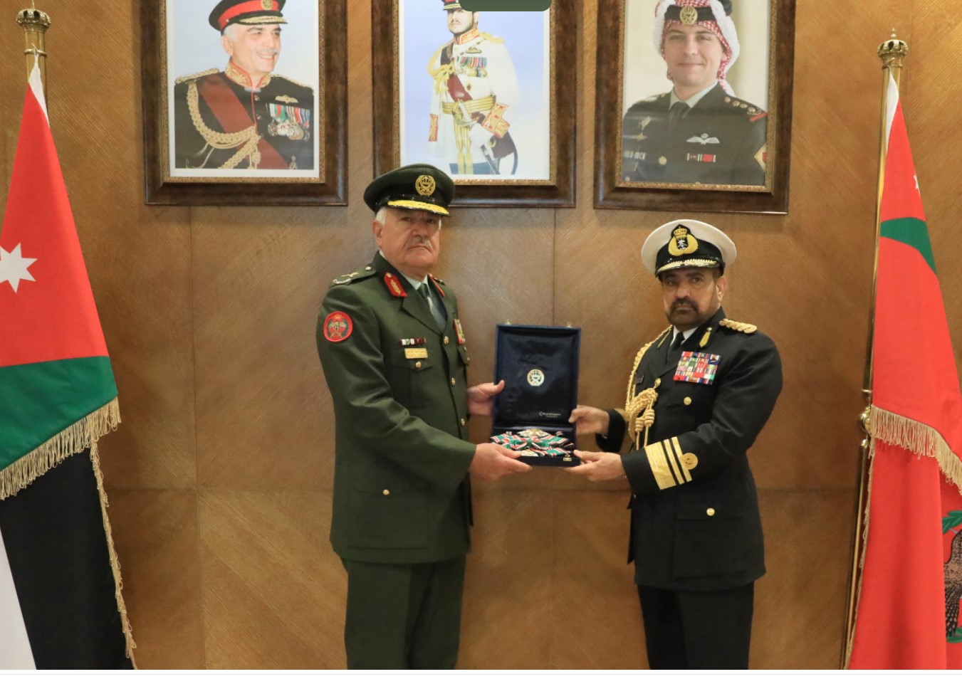 الملك عبدالله الثاني يمنح رئيس أركان