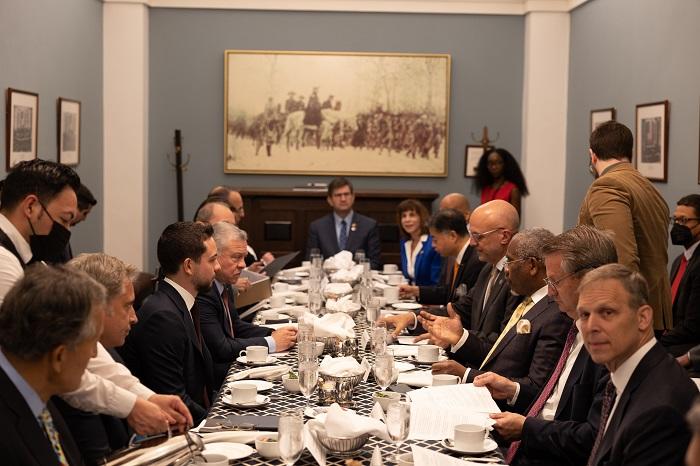 الملك يلتقي لجنة الشؤون الخارجية بالنواب