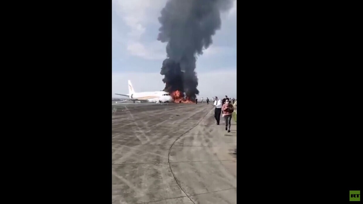 وسائل إعلام: اشتعال النيران في طائرة