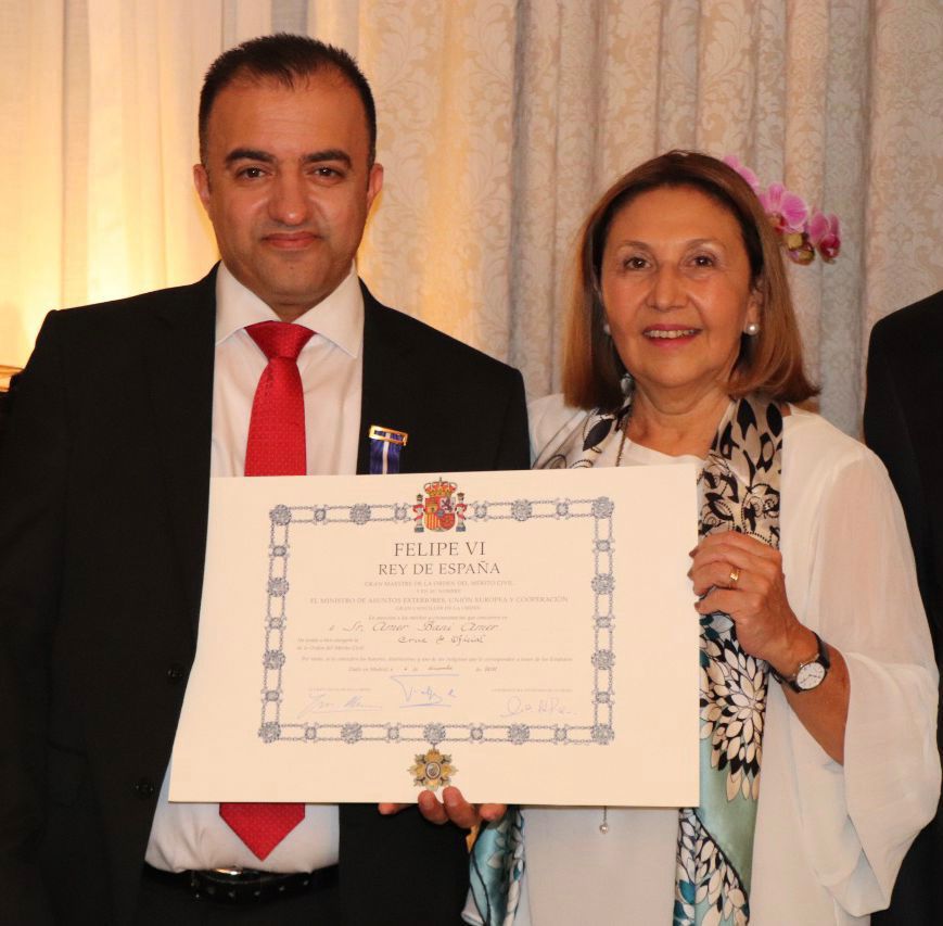 ملك اسبانيا يمنح الدكتور عامر بني