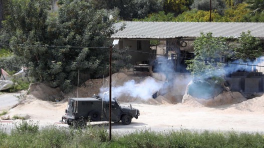 إصابة 13 فلسطينيا برصاص الاحتلال الإسرائيلي