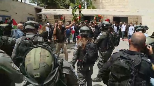 قوات الاحتلال الإسرائيلي تعتدي على موكب