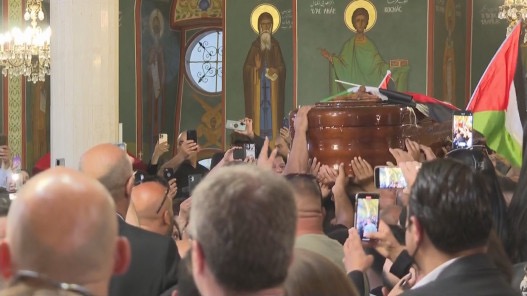 وصول جثمان الشهيدة شيرين أبو عاقلة