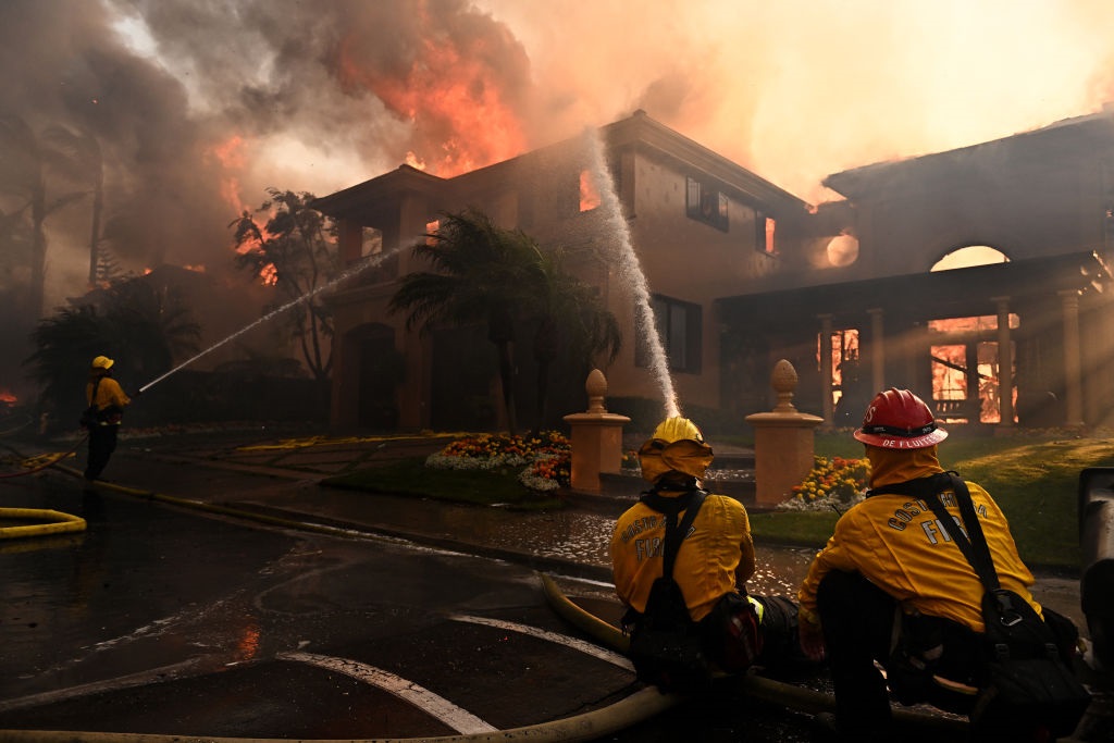 حرائق ضخمة تستعر في قصور كاليفورنيا