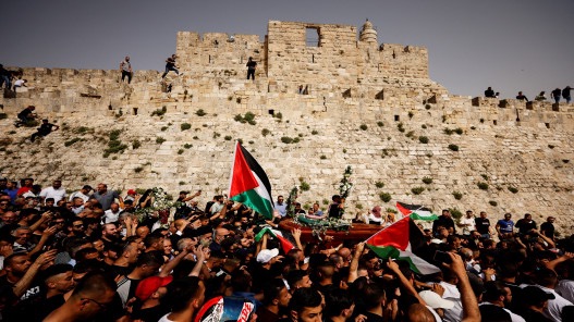 جثمان الشهيدة شيرين أبو عاقلة يوارى