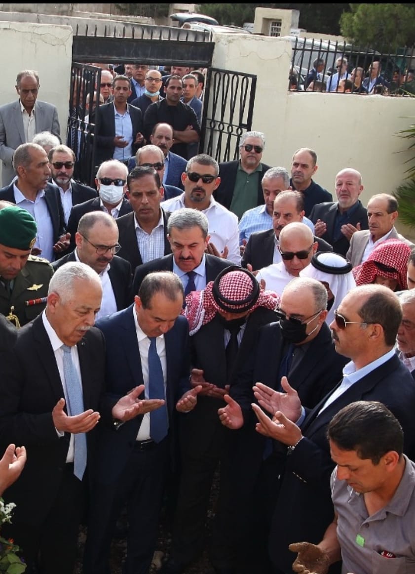 مندوبا عن الملك.. العيسوي يشارك بتشييع