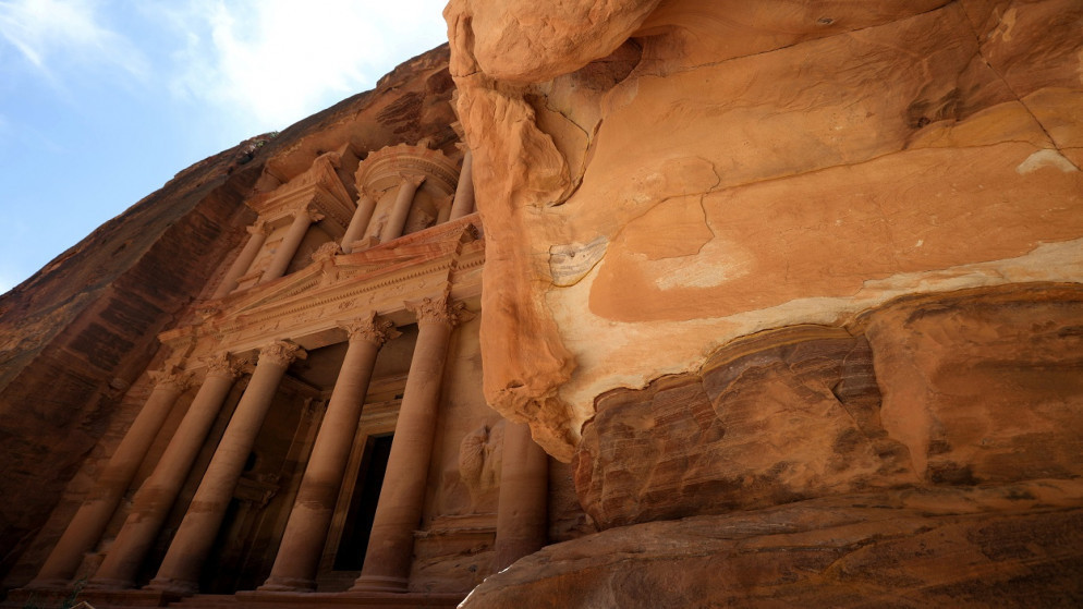 أجواء جافة وحارة في معظم المناطق