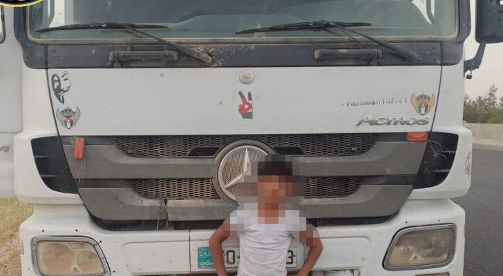 ضبط طفل يقود قلاب