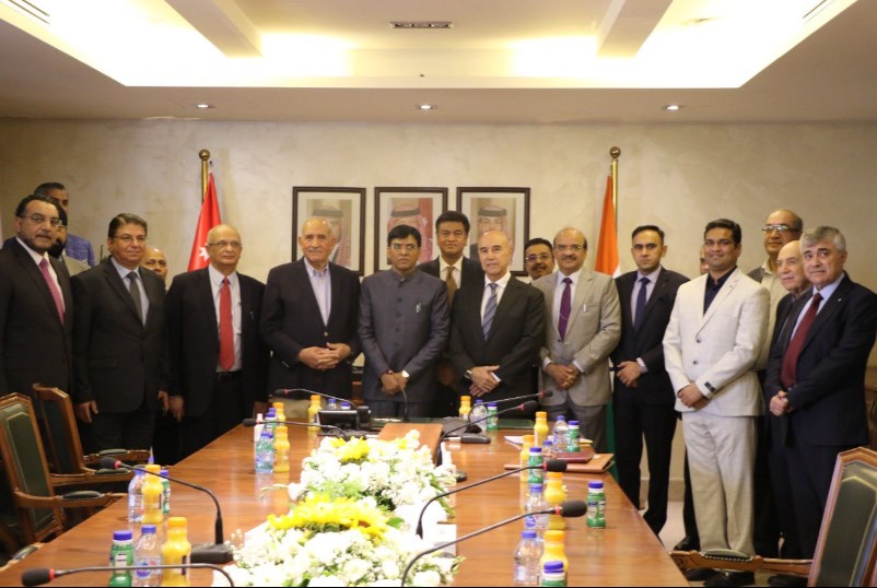 وزير الاستثمار يشهد توقيع خمس مذكرات