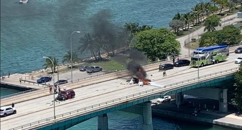 طائرة تسقط فوق سيارة.. فيديو الحادث