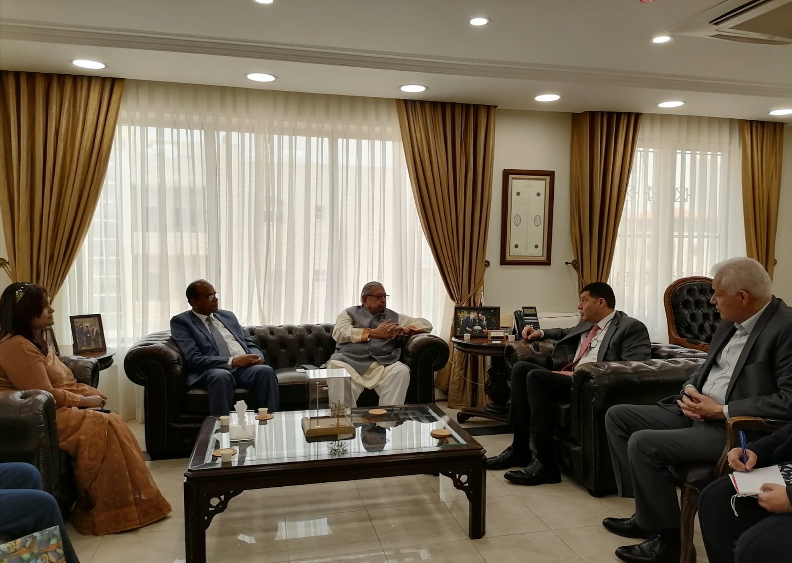 وزير العمل ونظيره البنغالي يبحثان أوجه