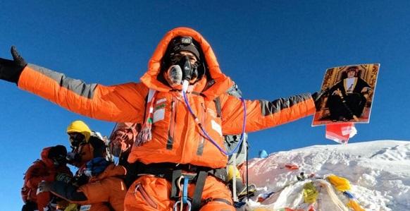 مغامر عماني يتمكن من تسلق قمتي