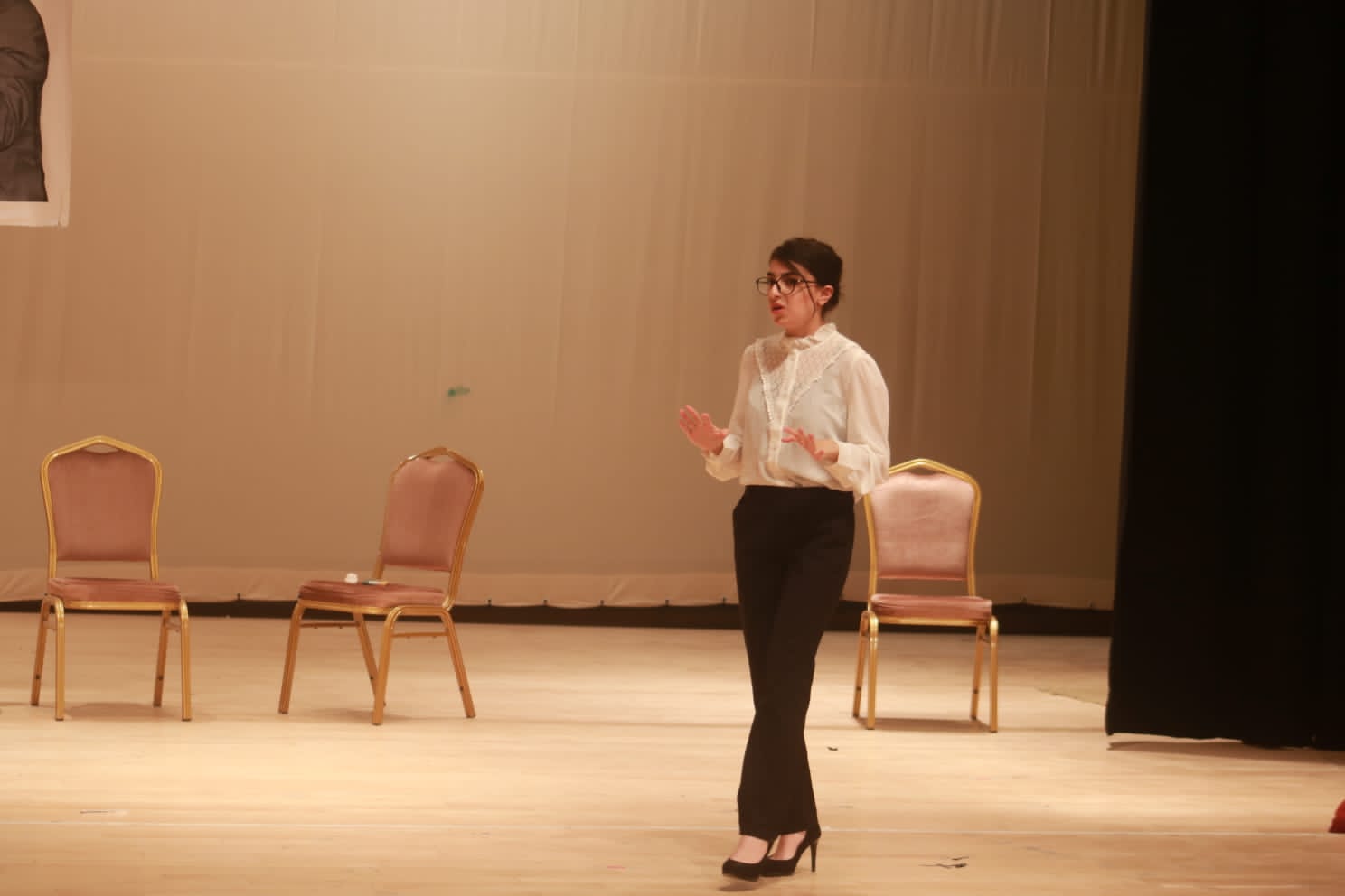 رنا مقبل.. تعرض مسرحيتها ليلى و