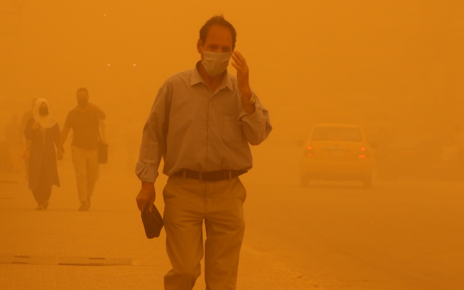 عاصفة ترابية تشلّ الحركة في العراق..