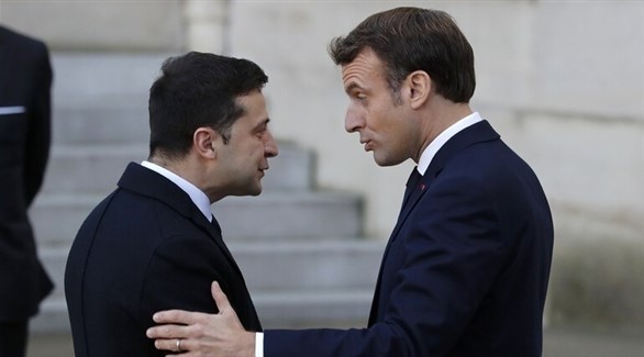 ماكرون يعد زيلينسكي بزيادة إمدادات الأسلحة
