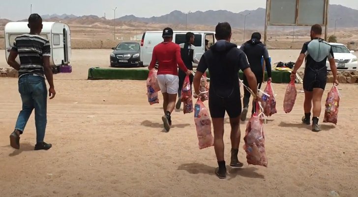 غطاسون ينفذون حملة لتنظيف جوف البحر