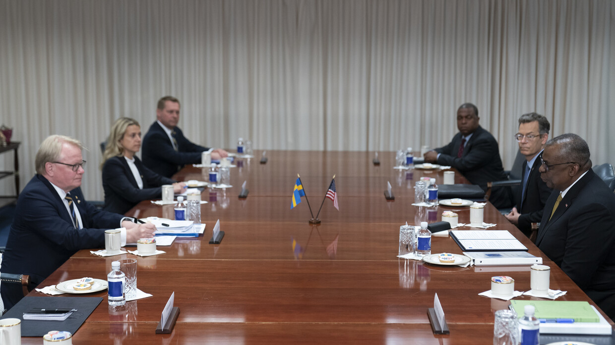 وزيرا الدفاع الأمريكي والسويدي يبحثان الأمن