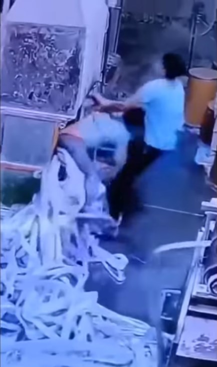 كاد يموت سحقا.. عامل ينقذ زميله