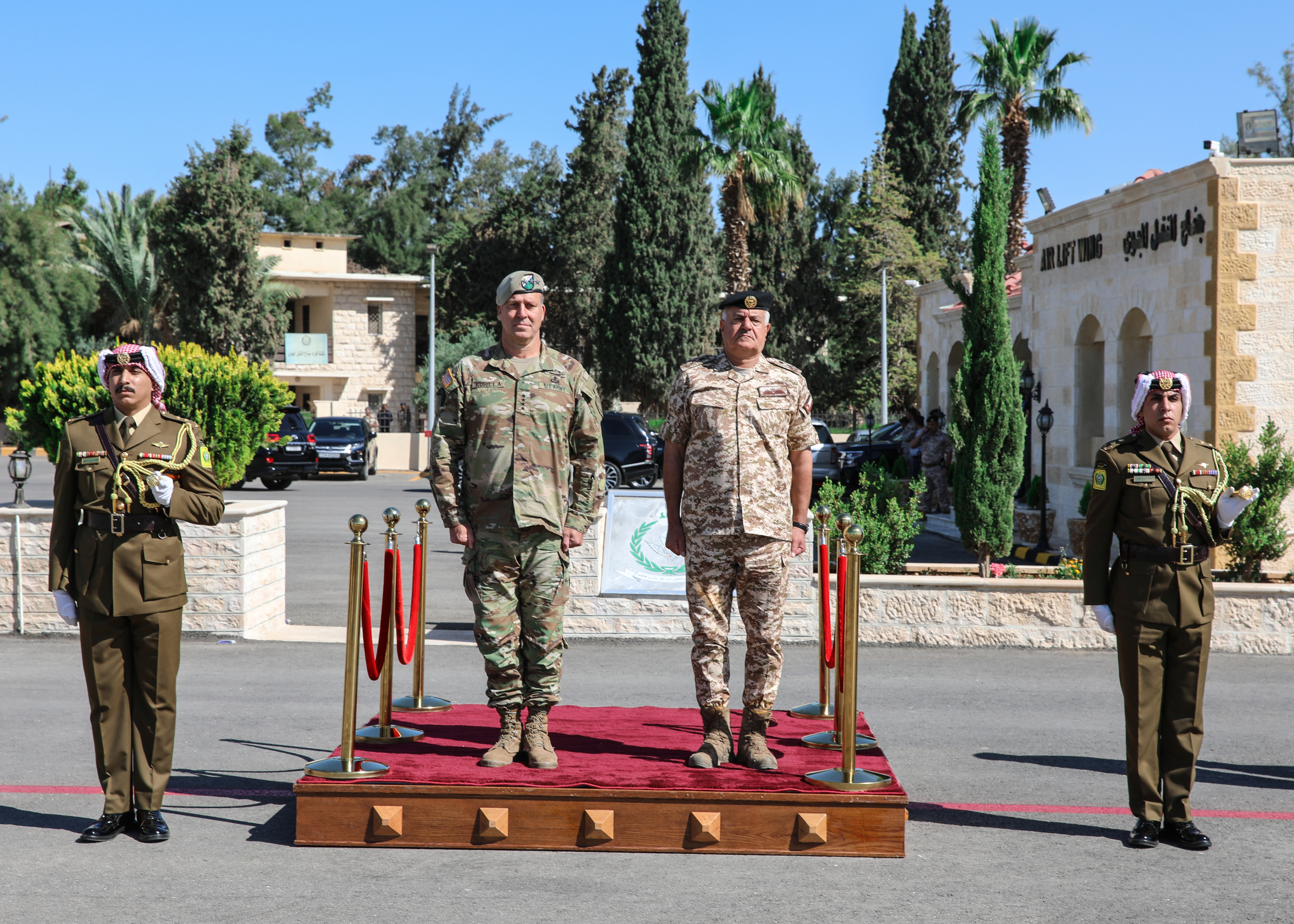 الحنيطي يستقبل قائد القيادة المركزية الأمريكية..