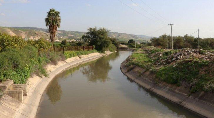 انتشال مركبة سقطت بقناة الملك عبد