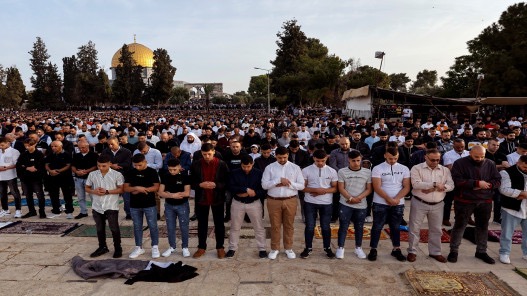 عشرات الآلاف يؤدون صلاة الجمعة في