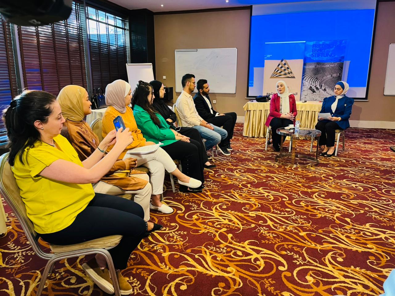 عقد حوارية القيادة السياسية للمرأة (صور)