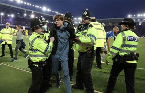 الاتحاد الإنجليزي يحقق في تكرار حوادث