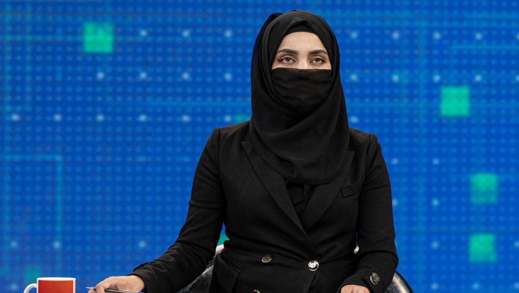 مذيعات أفغانستان يظهرن للجمهور بالنقاب امتثلن